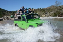Połączona wycieczka raftingowa i jeep safari z belek to jednodniowa